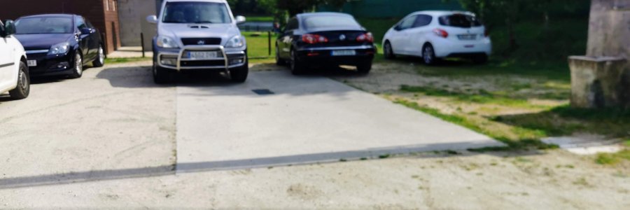Usuarios de turismos continúan estacionando en zona reservada para autocaravanas en el Parque Fluvial de Beche